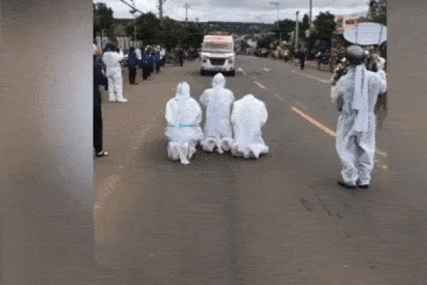 Nữ quái trộm điện thoại ngay trước mắt nạn nhân nhưng nhiều người chưa chắc nhìn ra vì thủ đoạn đặc biệt gây... lú-3