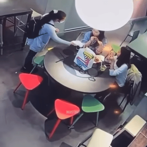 Nữ quái trộm điện thoại ngay trước mắt nạn nhân nhưng nhiều người chưa chắc nhìn ra vì thủ đoạn đặc biệt gây... lú-1