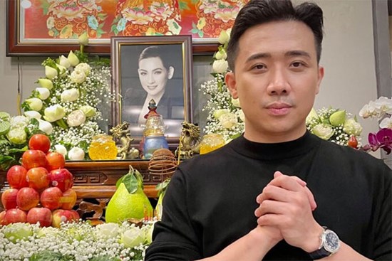 Nửa đêm, Trấn Thành qua nhà viếng cố ca sĩ Phi Nhung và nhắn nhủ điều ý nghĩa này