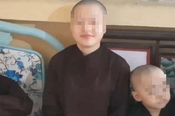 Học sinh đi xe máy kẹp 3 đấu đầu container, 3 người thương vong-3