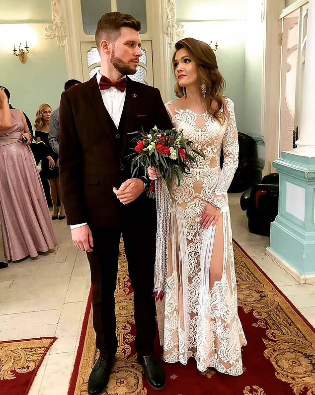 Chia tay vợ đẹp như tiên liền thấy tiếc, chồng cầu cứu pháp sư dỏm mong vợ quay về nào ngờ tự chuốc họa vào thân-1