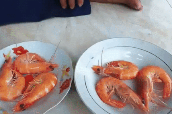 Chỉ cần nhìn 1 điểm vẫn biết được quán ăn nào dùng tôm tươi hay tôm đông lạnh nấu cho thực khách!