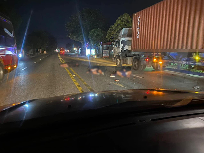 Học sinh đi xe máy kẹp 3 đấu đầu container, 3 người thương vong-1