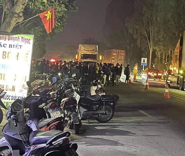 Học sinh đi xe máy kẹp 3 đấu đầu container, 3 người thương vong-2