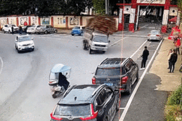 Chở hàng cồng kềnh, xe tải lật nhào tại khúc cua