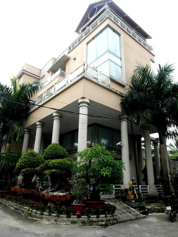 Vỡ nợ ngàn tỷ vì đầu tư BĐS, khiến vợ cũ cũng bị liên lụy, ông bầu Phước Sang từng giàu có và quyền lực ra sao?-2