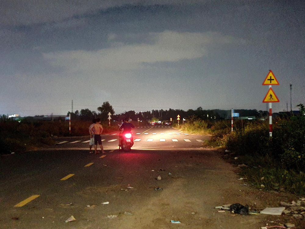 Hiện trường nơi phát hiện thi thể người phụ nữ mặc đồ ngủ, bị giấu trong bãi cỏ-1