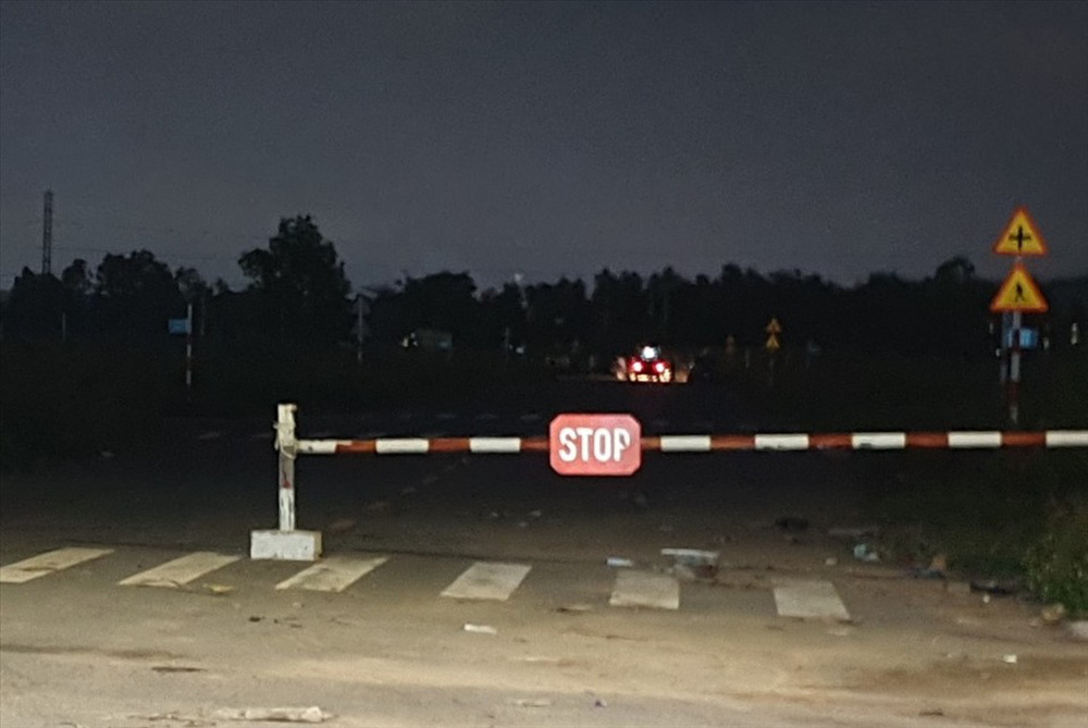 Hiện trường nơi phát hiện thi thể người phụ nữ mặc đồ ngủ, bị giấu trong bãi cỏ-3