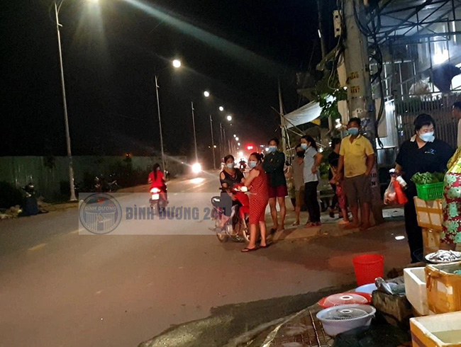 Hiện trường nơi phát hiện thi thể người phụ nữ mặc đồ ngủ, bị giấu trong bãi cỏ-4