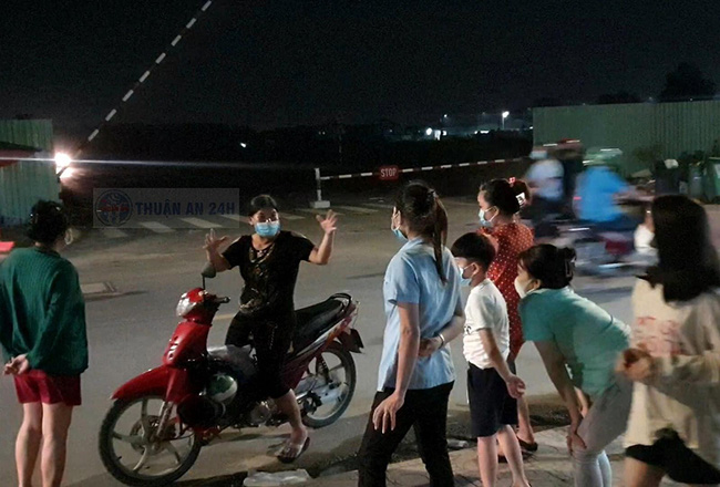 Hiện trường nơi phát hiện thi thể người phụ nữ mặc đồ ngủ, bị giấu trong bãi cỏ-5