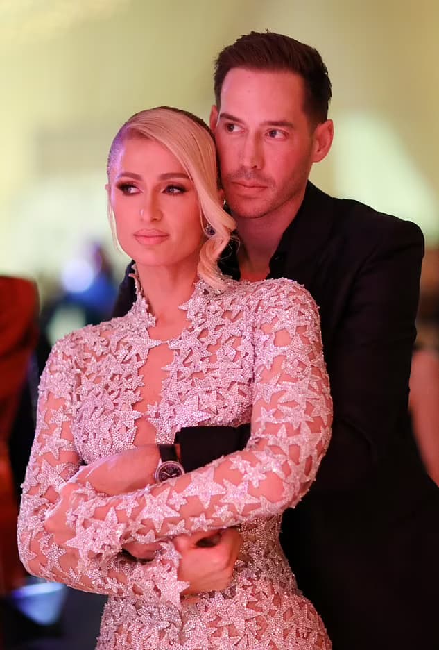 Chồng mới cưới của Paris Hilton bị phanh phui có con riêng 9 tuổi với tình cũ-1