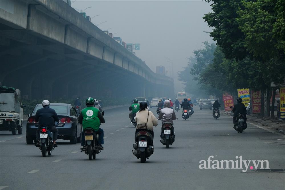 Bầu trời Hà Nội sương khói mờ nhân ảnh kèm cái se lạnh khiến dân tình xuýt xoa vì cảm giác như mùng 1 Tết: Sự thật là gì?-1