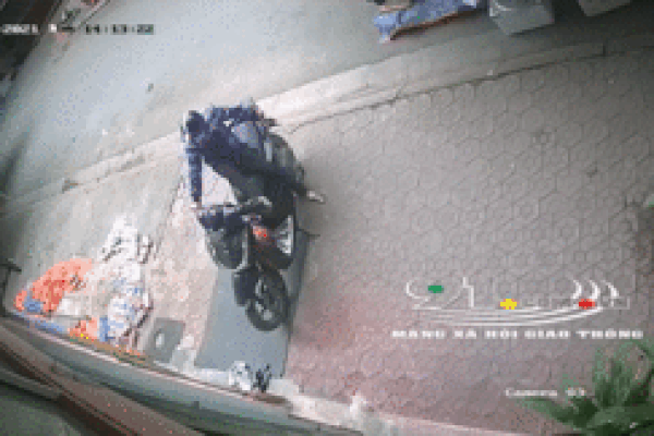 Clip: Chủ nhà tung cú đá song phi đạp tên trộm xe máy ngã sấp mặt-1