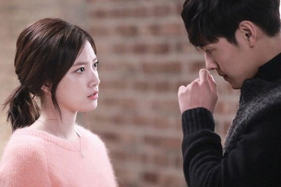 Cất hành lý cho chồng sau chuyến công tác bỗng 1 thứ rơi ra từ đống quần áo khiến vợ không nói nên lời, thú nhận của anh ta còn sốc hơn