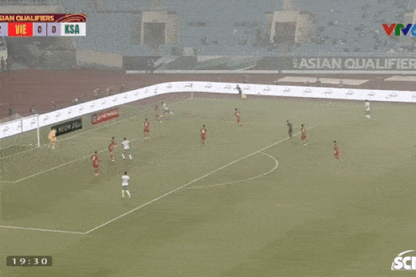 Clip: Pha ghi bàn của cầu thủ Saudi Arabia khiến thủ môn Tấn Trường ngỡ ngàng, khán giả ngơ ngác