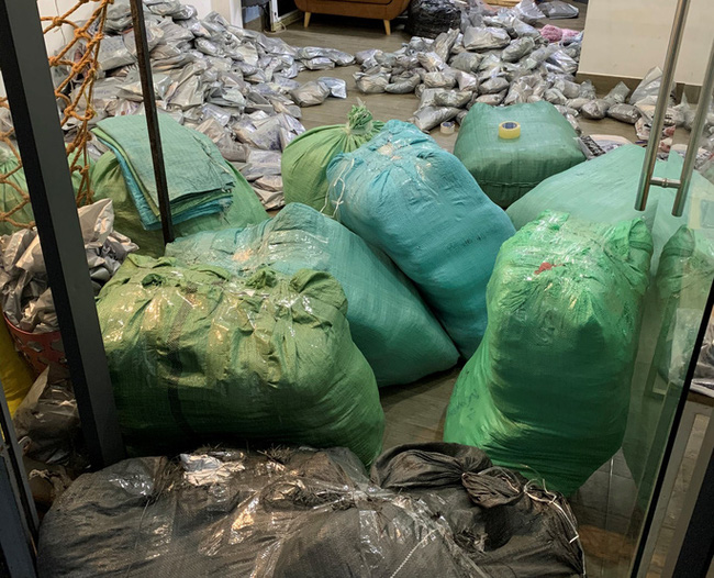 Tạm giữ kho hàng 1,5 tấn quần áo nghi nhập lậu của hot girl chuyên livestream bán hàng trên Facebook-1