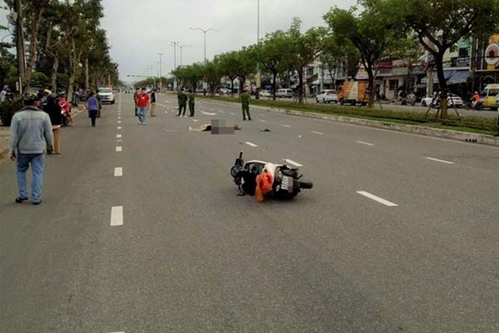 2 thiếu niên 14 tuổi chạy xe SH tự ngã giữa đường khiến 1 em tử vong