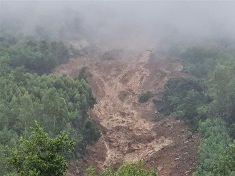 Bình Định: Sạt lở núi, hàng ngàn m3 đất đá ầm ầm đổ xuống khu dân cư-1