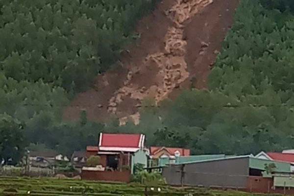 Khoảnh khắc đá núi rơi vùi kín xe bán tải, tài xế may mắn chạy thoát-1