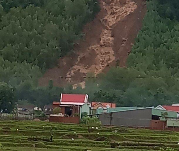 Bình Định: Sạt lở núi, hàng ngàn m3 đất đá ầm ầm đổ xuống khu dân cư-2