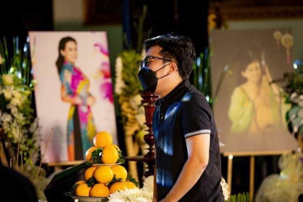 2 lần Trường Giang đau đớn tiễn đưa đồng nghiệp: Bước đi không vững, khóc nghẹn, 1 hành động được lặp lại ai cũng xót xa-1