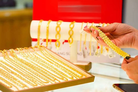 Giá vàng hôm nay 17/11: Tăng dữ dội, áp ngưỡng 62 triệu đồng