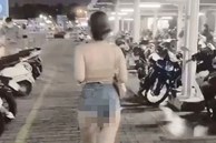 Cô gái mặc quần hở nửa mông ra đường còn cố tạo dáng phản cảm khiến cộng đồng mạng 'ném đá' dữ dội