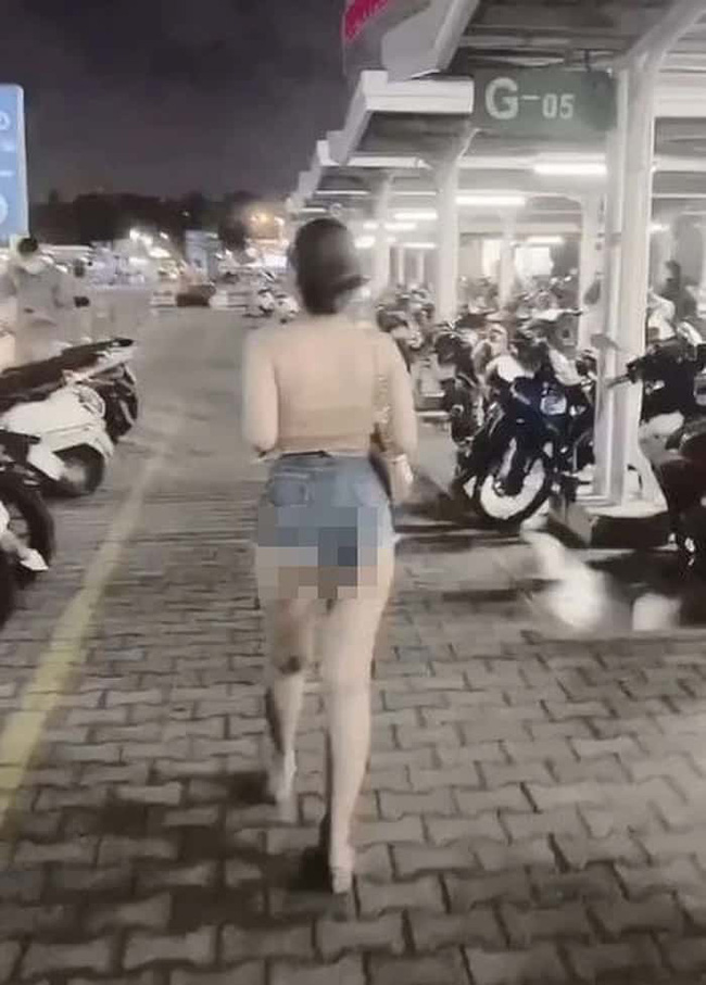 Cô gái mặc quần hở nửa mông ra đường còn cố tạo dáng phản cảm khiến cộng đồng mạng ném đá dữ dội-1