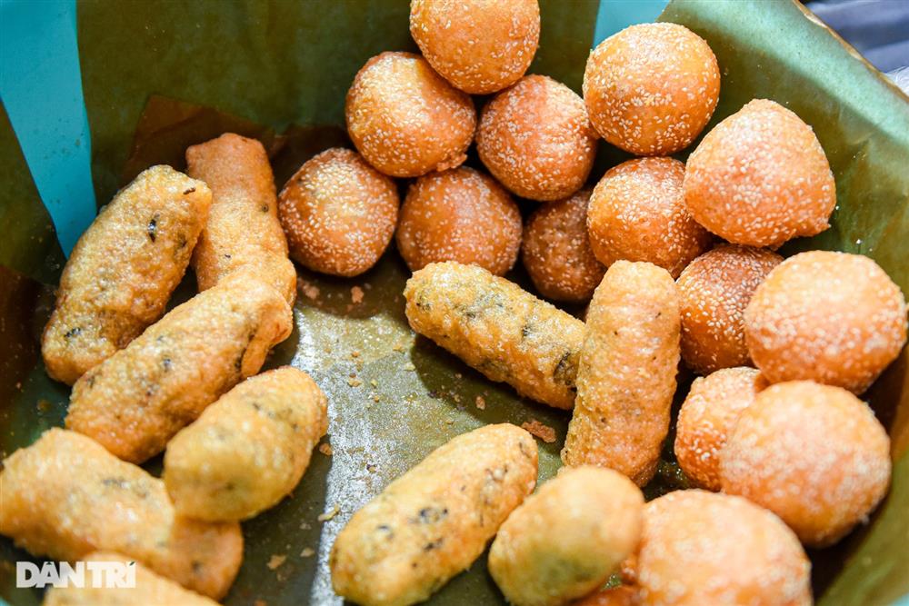 Thực khách xếp hàng san sát chờ mua bánh rán 30 năm tuổi ở Hà Nội-1