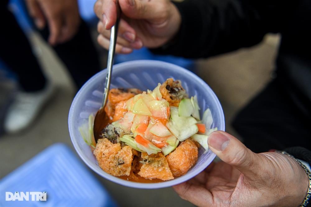 Thực khách xếp hàng san sát chờ mua bánh rán 30 năm tuổi ở Hà Nội-2