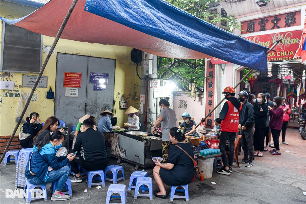 Thực khách xếp hàng san sát chờ mua bánh rán 30 năm tuổi ở Hà Nội-3