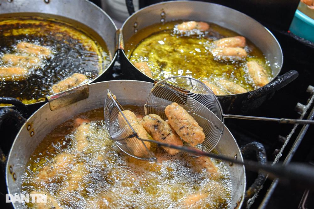 Thực khách xếp hàng san sát chờ mua bánh rán 30 năm tuổi ở Hà Nội-10