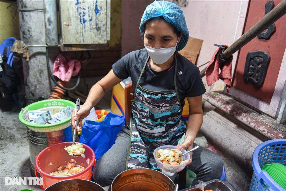 Thực khách xếp hàng san sát chờ mua bánh rán 30 năm tuổi ở Hà Nội-11