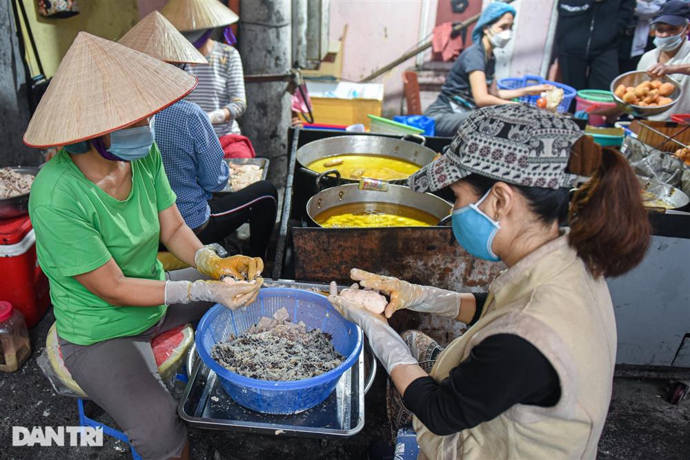 Thực khách xếp hàng san sát chờ mua bánh rán 30 năm tuổi ở Hà Nội-6