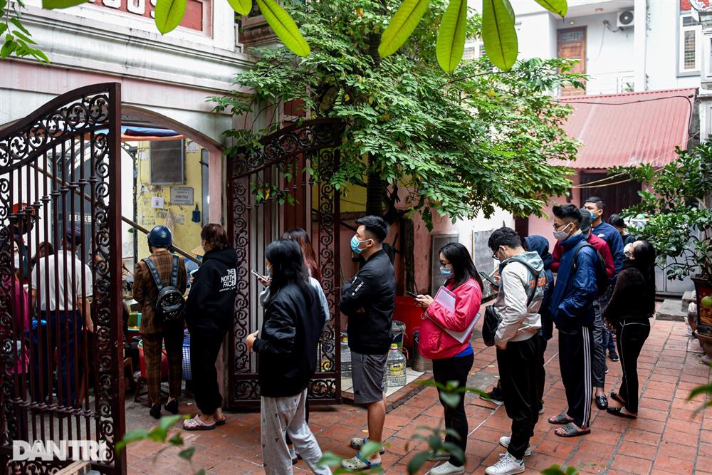 Thực khách xếp hàng san sát chờ mua bánh rán 30 năm tuổi ở Hà Nội-7