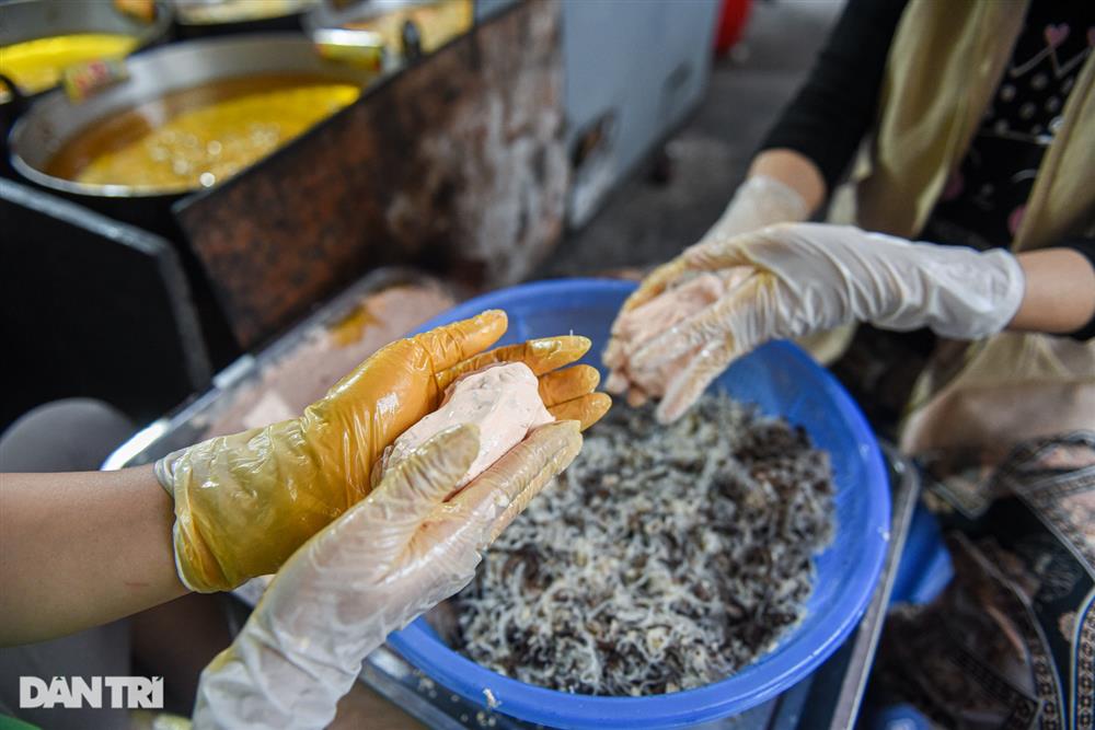 Thực khách xếp hàng san sát chờ mua bánh rán 30 năm tuổi ở Hà Nội-8
