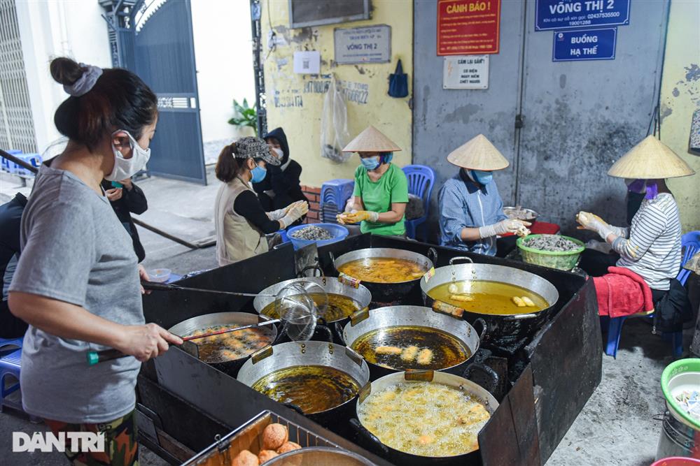 Thực khách xếp hàng san sát chờ mua bánh rán 30 năm tuổi ở Hà Nội-9