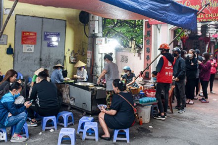 Thực khách xếp hàng san sát chờ mua bánh rán 30 năm tuổi ở Hà Nội