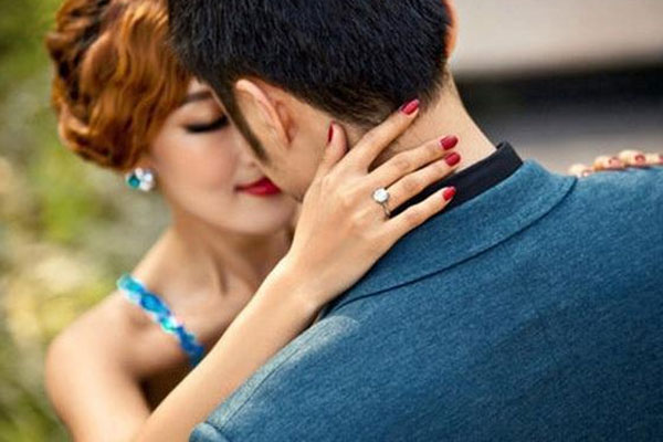 Giám đốc già sảy chân, mất cả tiền lẫn chức vì tình trẻ-1