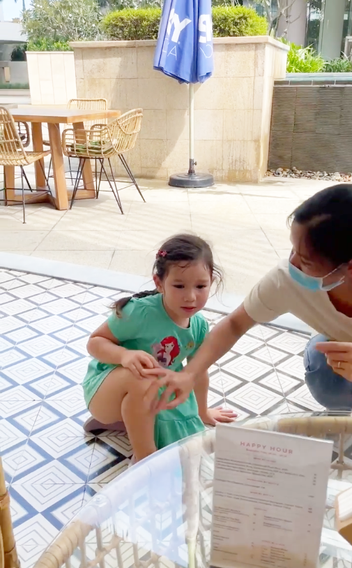 Con gái vấp ngã đau đớn, siêu mẫu Hà Anh xử lý nhẹ nhàng mà ai cũng khen nức nở-1