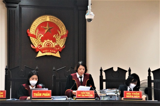 5 luật sư bỏ ra ngoài khi tòa không hoãn xét xử vợ chồng Đường Nhuệ-4