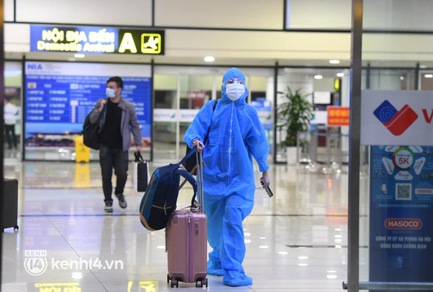 Nhiều người quay xe, hủy vé về Hà Nội sau quy định tự cách ly tại nhà: Mình đã mua 1 chỉ vàng mừng cưới bạn nhưng đành lỡ hẹn-3