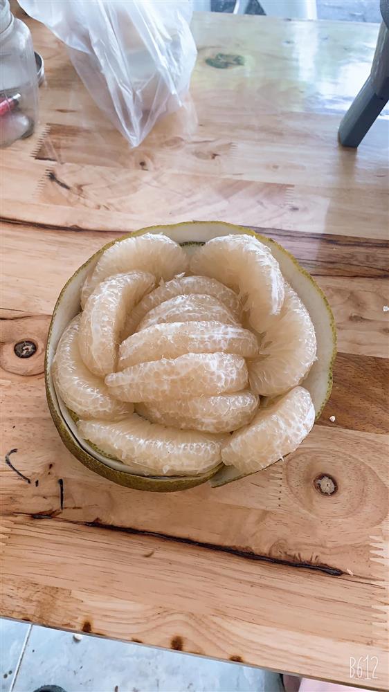 Bưởi được bán với giá 9.000 đồng/quả khiến chị em mua vài chục quả 1 lần ăn không chán-6