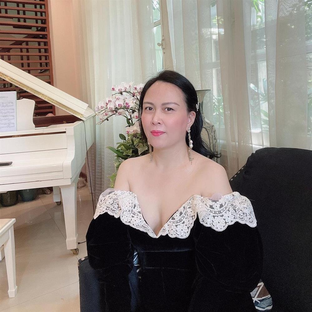 Phượng Chanel liên tục show vòng 1 với mốt áo trễ nải lộ nội y-3
