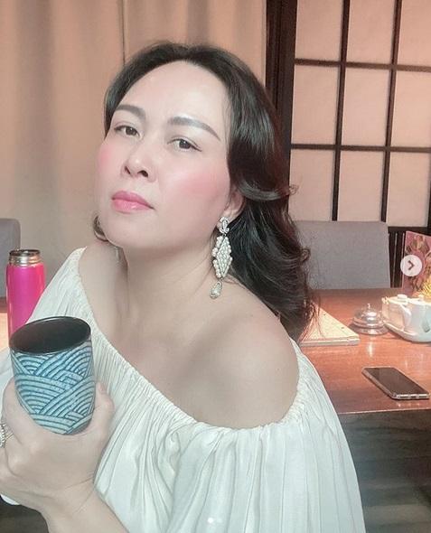 Phượng Chanel liên tục show vòng 1 với mốt áo trễ nải lộ nội y-9