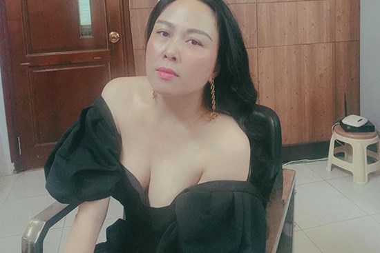 Phượng Chanel liên tục show vòng 1 với mốt áo trễ nải lộ nội y