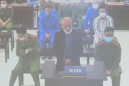 Tòa chưa xử, Tiến 