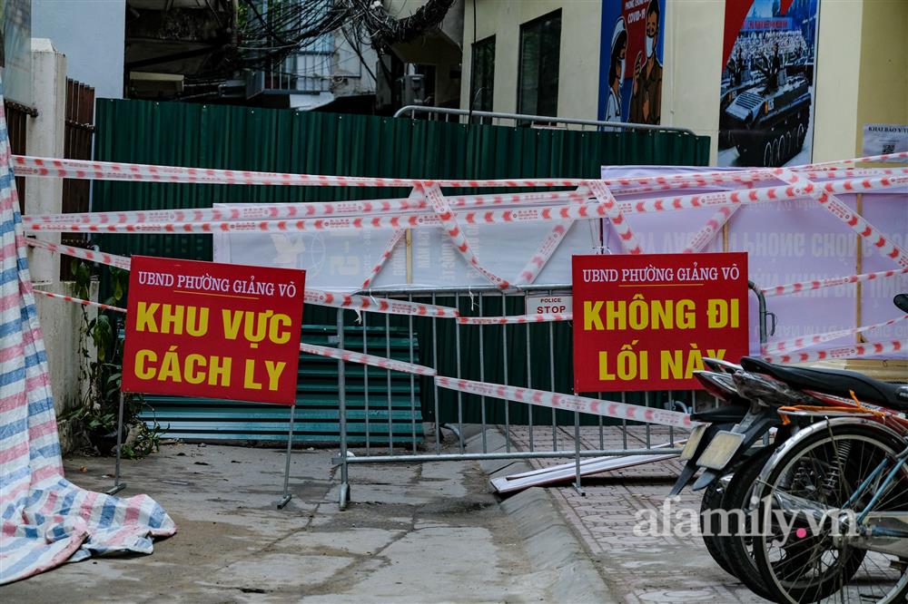 Hà Nội: Phường Giảng Võ dựng hàng rào cao 2m để chống dịch sau khi ghi nhận hơn 80 ca bệnh chỉ trong 1 tuần, dân được tiếp tế tận nhà-1