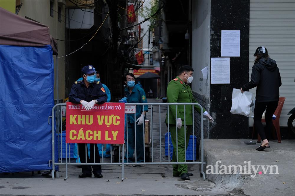 Hà Nội: Phường Giảng Võ dựng hàng rào cao 2m để chống dịch sau khi ghi nhận hơn 80 ca bệnh chỉ trong 1 tuần, dân được tiếp tế tận nhà-2