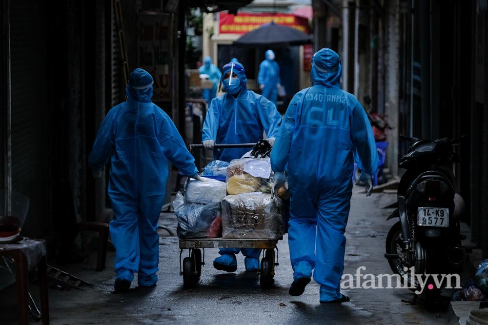 Hà Nội: Phường Giảng Võ dựng hàng rào cao 2m để chống dịch sau khi ghi nhận hơn 80 ca bệnh chỉ trong 1 tuần, dân được tiếp tế tận nhà-5